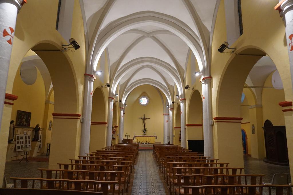 Vue intérieure vers le choeur.