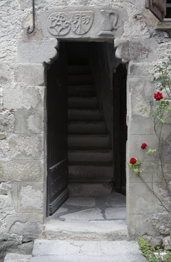 Décor d'encadrement de porte rue Notre-Dame.