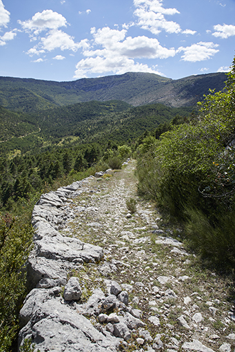 Castellane. Passage de l'ancienne Route Royale à la clue de Taulanne.