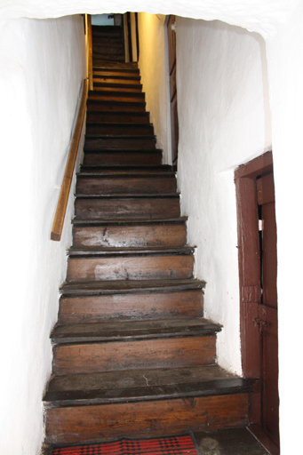Montée d'escalier de forme droite dans une maison colmarsienne.