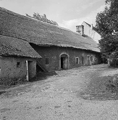 Saint-Eusèbe-en-Champsaur. La Linsourière, parcelles 286-288. Ferme en rez-de-chaussée, entièrement voûtée d'arêtes, couverte de chaume.