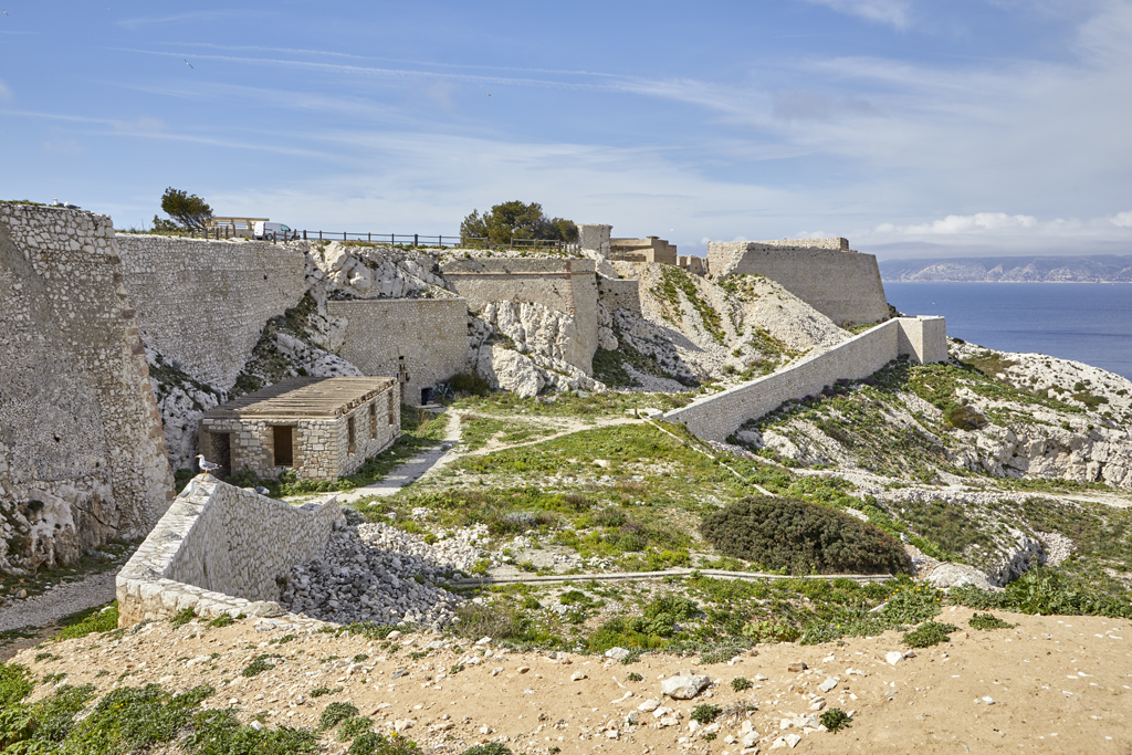 3e groupe (3a-b) front nord vu de l'est, enceinte basse (k), demi-bastion (g) magasin caverne (i) demi-bastion (j) contregarde (l)