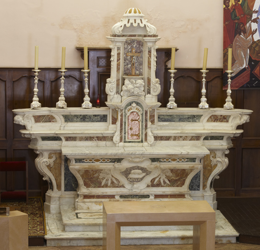Ensemble du maître-autel (autel, 2 gradins d'autel, tabernacle, thabor, exposition)