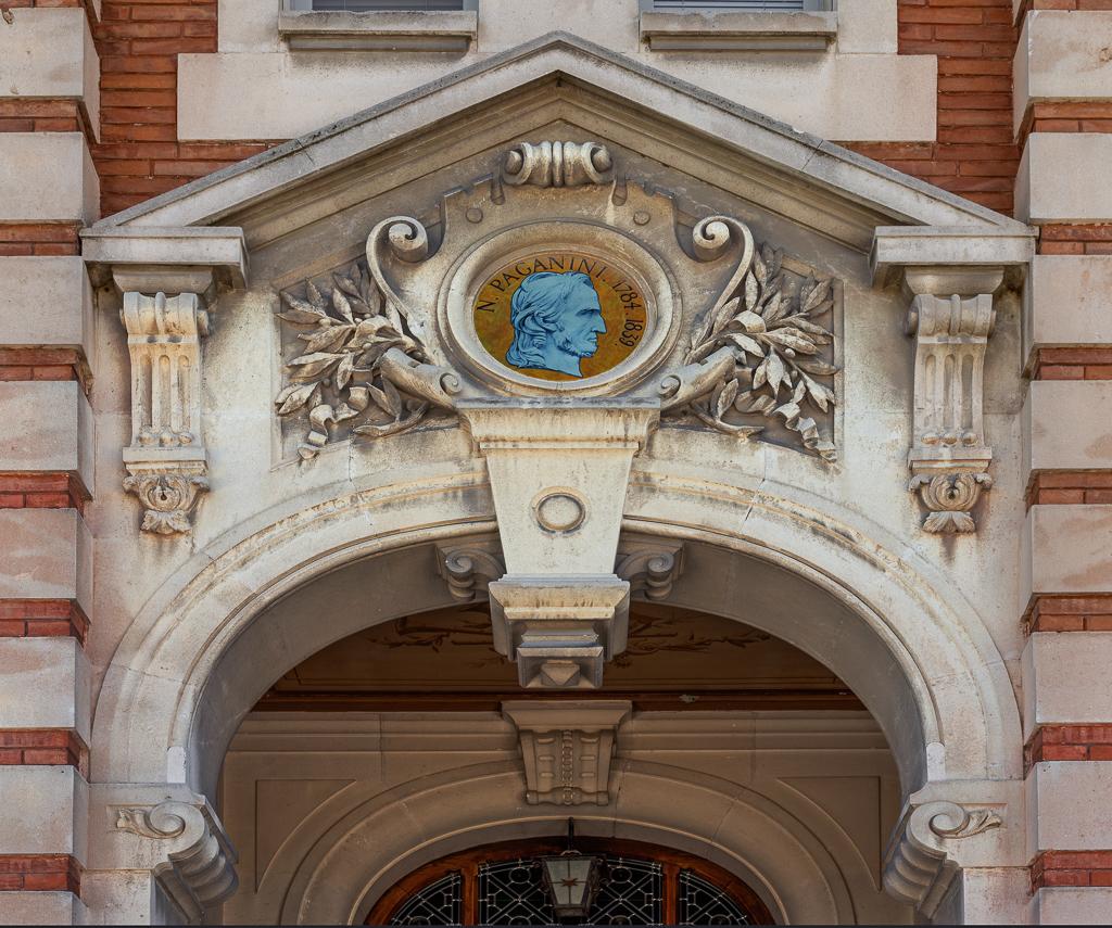 Façade nord : vue partielle, décor du porche d'entrée, médaillon représentant Paganini. 