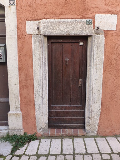 Maison (2023 B 615). Encadrement de porte de logis couvert d'un linteau délardé en accolade.