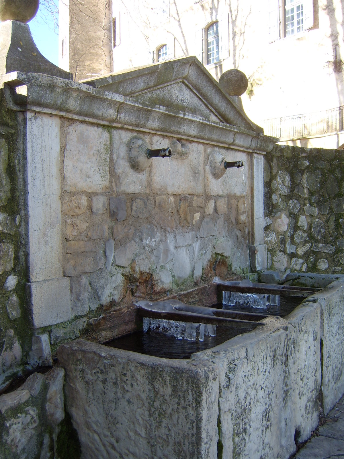 Fontaine dite fontaine du château