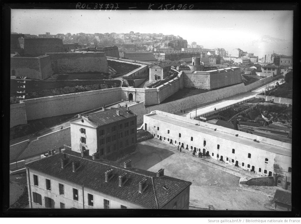 [Front d'entrée du fort d'Entrecasteaux et des bâtiments du fort Ganteaume], 1914.  