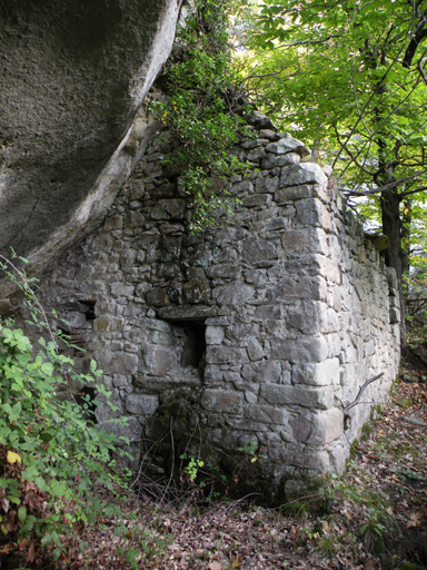 entrepôt agricole semi-troglodytique