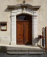 La Palud-sur-Verdon. Château. Détail de la porte d'entrée avec son encadrement en pierre de taille, façade ouest.