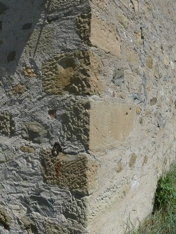 Bâtiment est. Chaîne d'angle sud-est, en pierre de taille remployées.