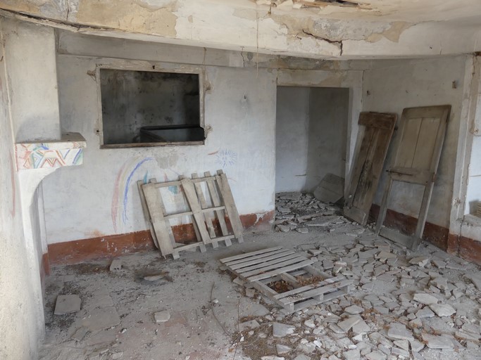 Logis en rez-de-chaussée surélevé, cheminée adossée, alcôve intégrant un coffre à grain. Ferme au hameau des Dades (Ribiers).