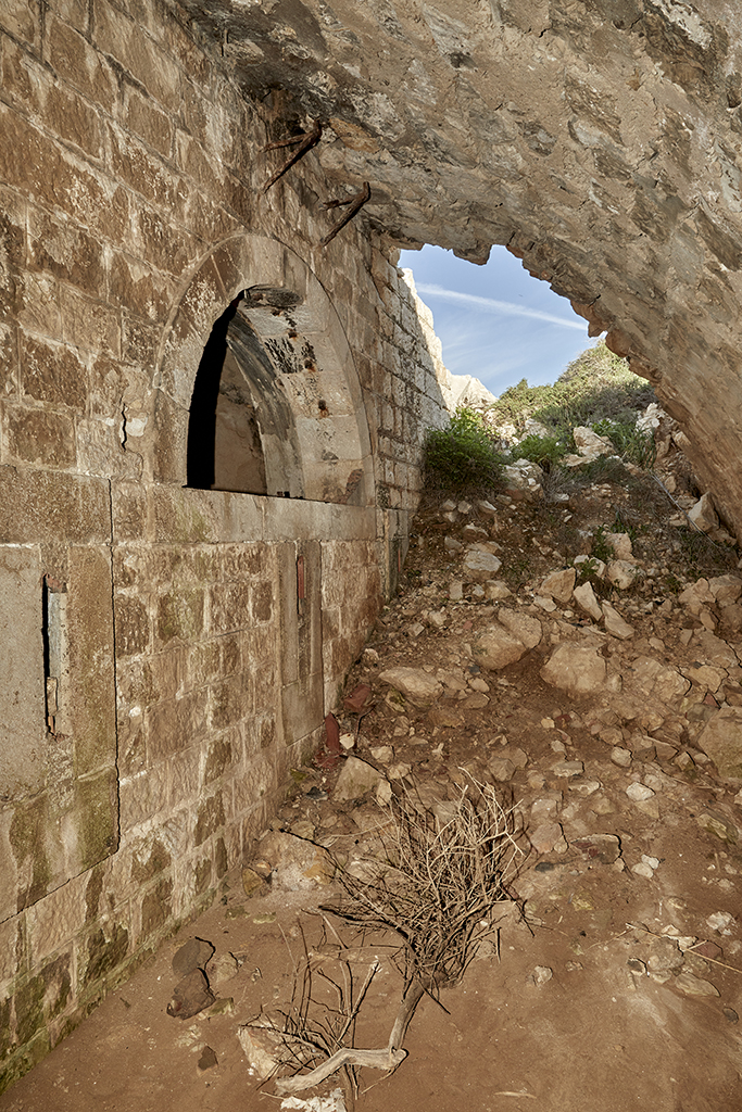 Corps de garde, intérieur du couloir enveloppant le mur ouest, avec créneaux et baie 