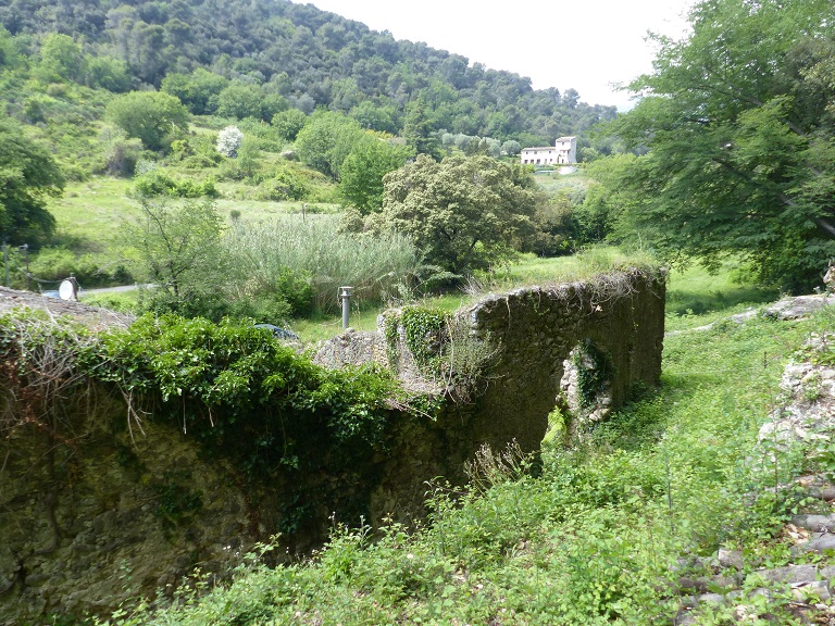 Bâtiment ruiné. Vue d'ensemble prise de l'est.