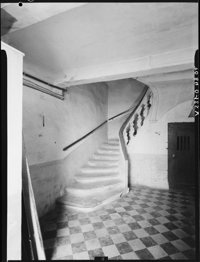 Vestibule, escalier.