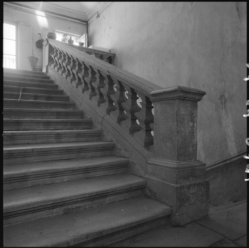 Escalier, dernière volée avec balustrade en pierre.