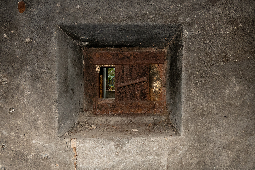 Marseille ville, casemate abri (type regelbau L423A) du lycée Saint-Charles, intérieur, détail créneau de défense interne d'une des 2 portes
