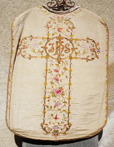 chasuble, étole, manipule, bourse de corporal, voile de calice (ornement blanc)