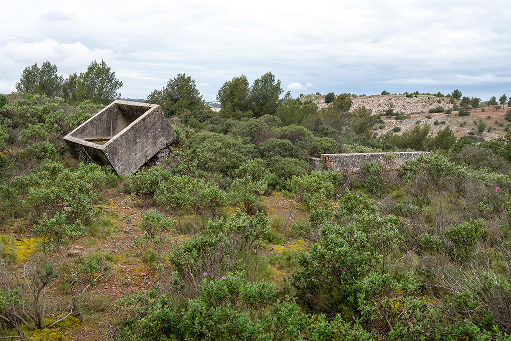 Réservoir d'eau et lavoir-lavabo, au nord-ouest de la batterie
