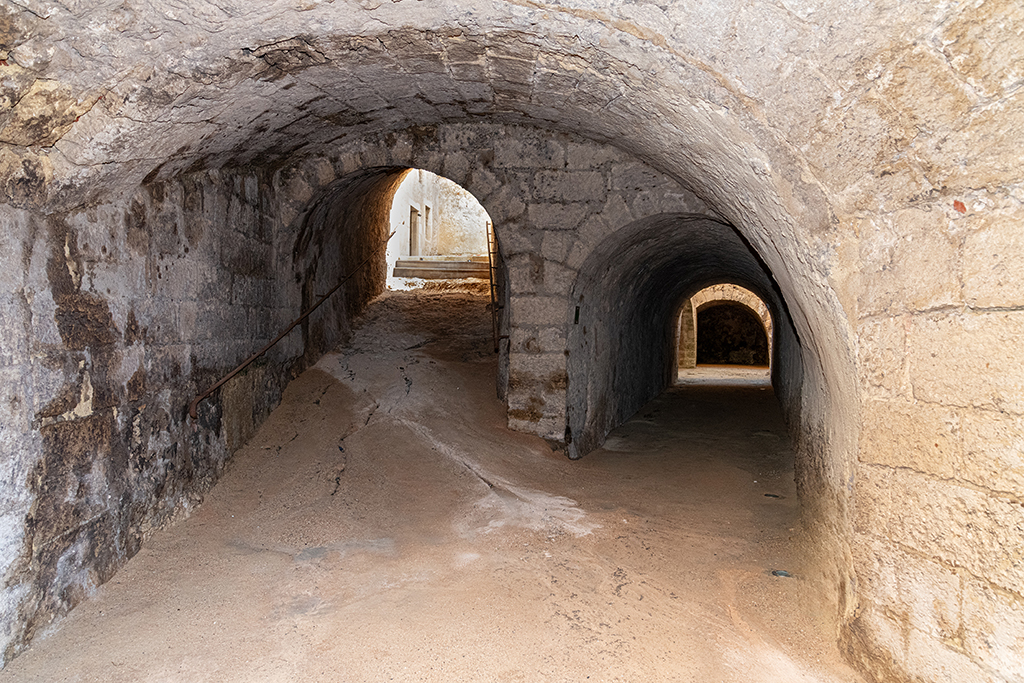 Détail intérieur du demi-bastion de gauche : porche d'entrée des rampes voûtées divergentes,  montant vers l'étage et descendant vers le flanc bas