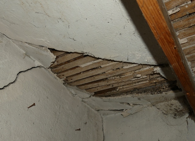 Etage, chambre. Structure du faux plafond enduit sur lattis.