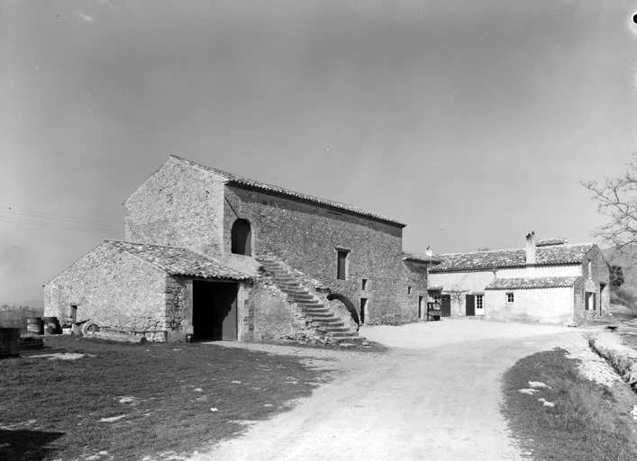 Ferme, vue d'ensemble des bâtiments.