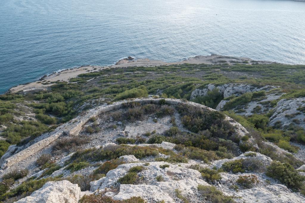Vue plongeante de l'épaulement et de la plate-forme de la batterie du Four de Caux et en contrebas, batterie de Mounine