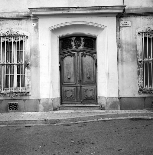 Porte principale en bois sculpté.