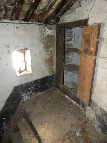 Etage de comble, palier de l'escalier. Mur nord, placard-niche.