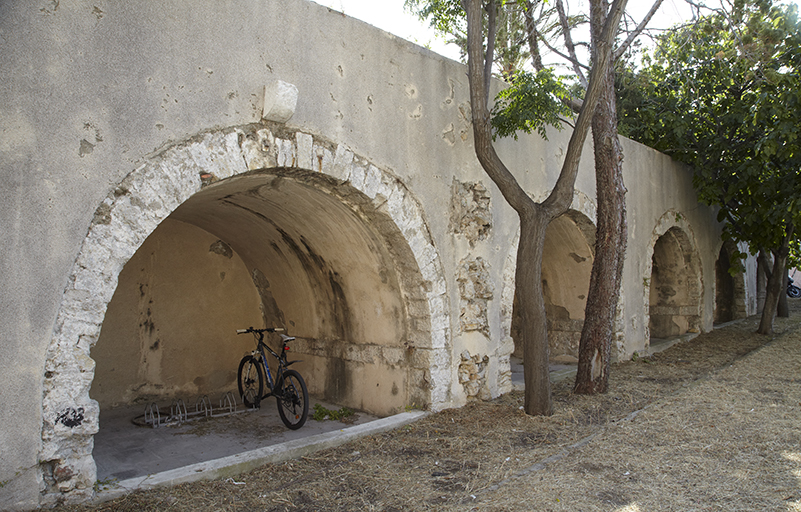 Bastion de la darse. Reste du revêtement, niches-arcade.