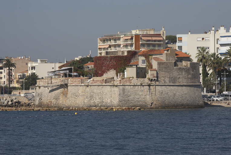 Ensemble du fort, du côté de la mer: batterie, tour et locaux adossés.