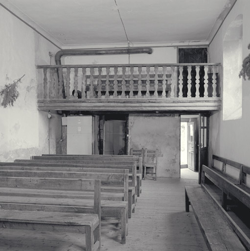 Vue prise de la chaire vers l'entrée et la tribune.