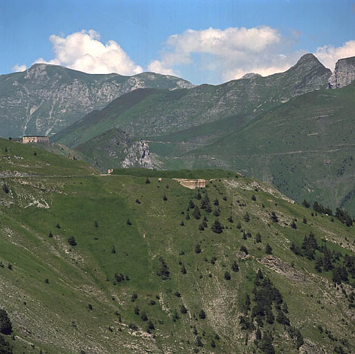 Vue générale lointaine du fort côté ouest, angle sud-ouest.