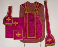 Ornement rouge : chasuble, étole, manipule bourse de corporal, voile de calice