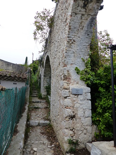 Aqueduc amenant l'eau au moulin. Vue prise du sud-ouest.