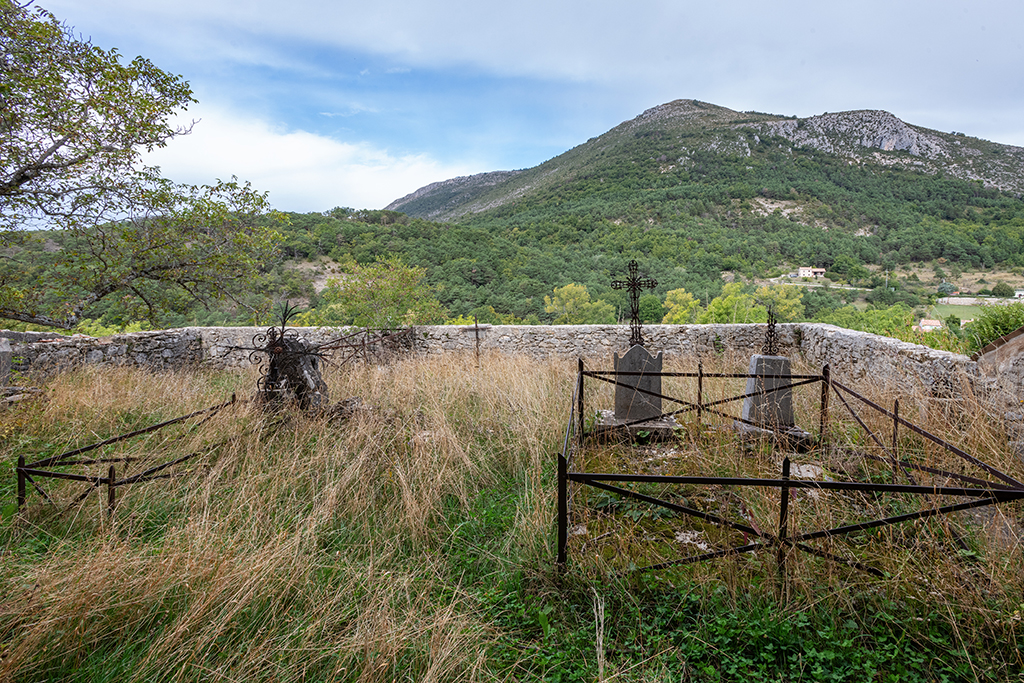 Vue extérieure vers le nord : le cimetière.