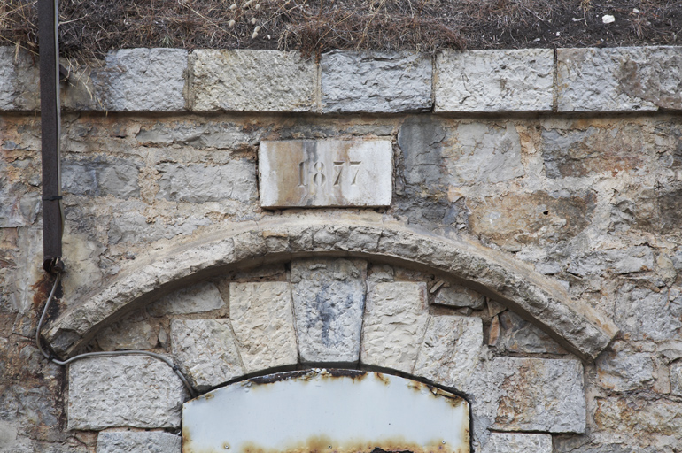 Détail de porte millésimée d'une traverse-abri du 2e segment de batterie.