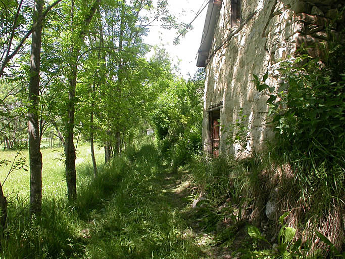 entrepôts agricoles, cabanes (cabanes d'alpage, cabanes pastorales, cabanes forestières), bergeries