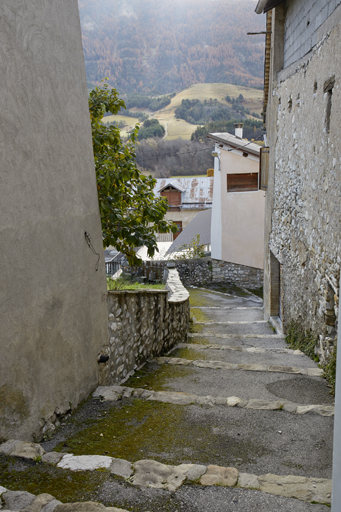 Thorame-Basse. Pas d'âne dans le village reliant deux rues transversales.