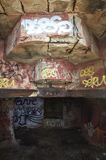 Casemate allemande détachée type H670 de la pointe du Bau Rouge, détail de la visière de l'embrasure.