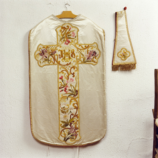 ensemble de vêtements liturgiques (N° 3) : chasuble, étole, manipule, voile de calice, bourse de corporal (ornement blanc)