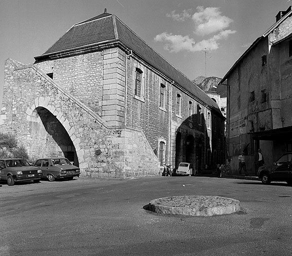 Porte de Pignerol. Pavillon G. Vue oblique de l'arrière du bâtiment.