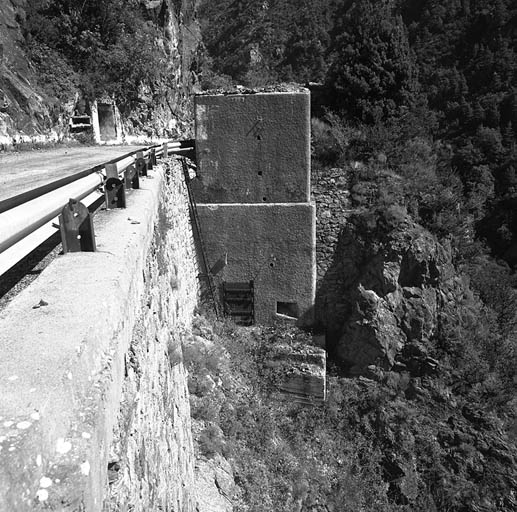 Vue arrière du bloc d'entrée. A droite et en contrebas l'entrée inférieure.