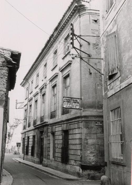 Façade ouest sur rue, vue générale, vers 1979.