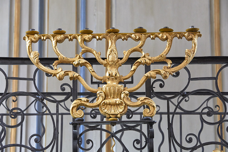 Garde-corps de tribune et ensemble de trois chandeliers de synagogue