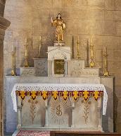 Ensemble de l'autel secondaire de saint Joseph : deux degrés d'autel, autel, trois gradins d'autel, tabernacle