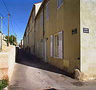 Vue de la rue Jumelles, côté sud, prise depuis l'angle de la traverse Mistral en direction de la place Malleterre.
