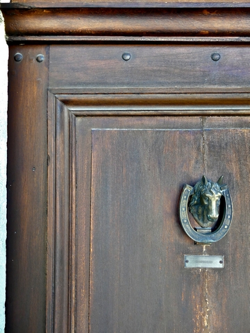 Elévation ouest, premier niveau. Porte du logis, détail de la menuiserie.