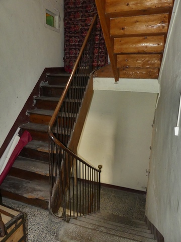 Rez-de-chaussée surélevé, cage d'escalier. Vue de volume prise de l'ouest.