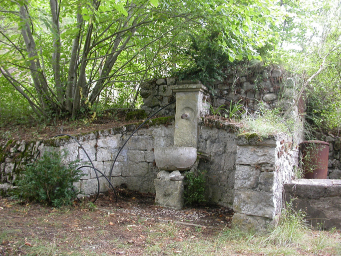 Fontaine et réservoir.