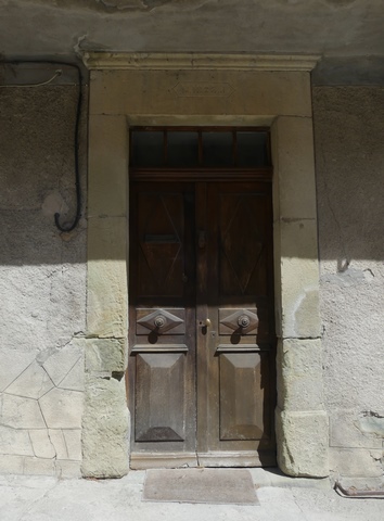 Elévation sud, premier niveau. Porte du logis, portant une date gravée (1865) accompagnée d'initiales (M J).